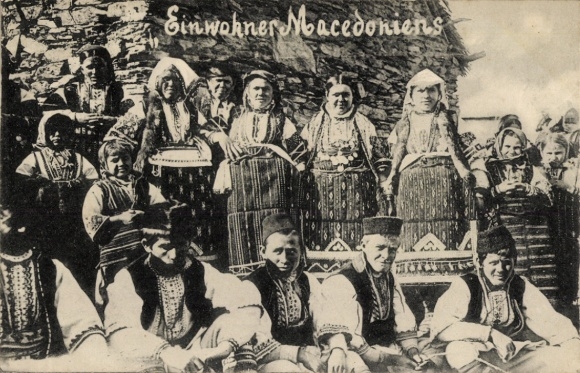 KP Macedonia, mieszkańcy w tradycyjnych strojach
