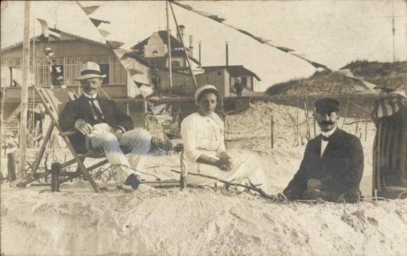 Photo Postcard North Sea resort Wangerooge, two men and a woman on the beach, deck chair, photographer H. Schröder