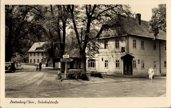 Ak Leutenberg in Thüringen, Vorderansicht eines Hauses, Straßenschild, ländliche Umgebung