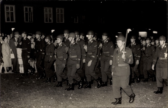 Photo Postcard Goslar am Harz, Bundeswehr soldiers with torches in a parade at night, spectators