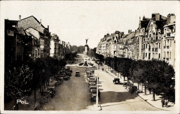 Ak Reims Marne, Blick auf eine Straße mit Bäumen, Autos, Statue,  Platz d'Erlon