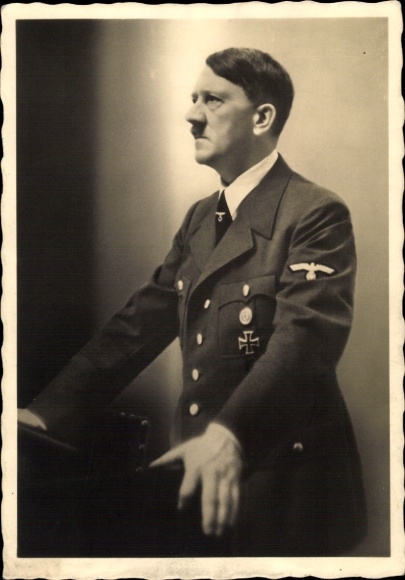 Ak Führer und Reichskanzler Adolf Hitler, Reichstagssitzung 1939, Portrait am Rednerpult