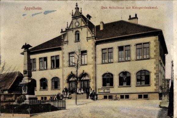 Ak Iggelheim in der Pfalz, school met oorlogsmonument