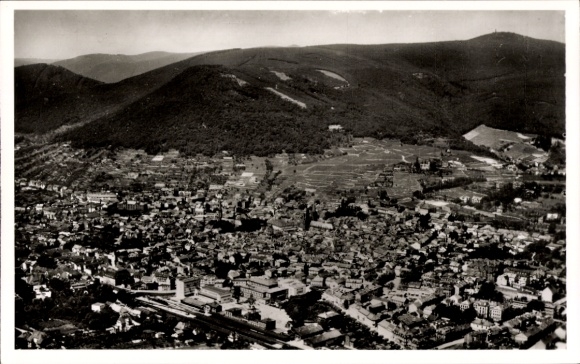 Ak Neustadt an der Weinstraße, Luftaufnahme von  Weinberg, Berge, Stadtansicht