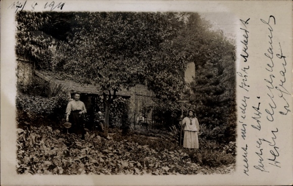 Foto Ak Meißen an der Elbe, Familie in einem Garten