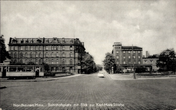 Ak Nordhausen am Harz, Bahnhofsplatz, Blick zur Karl-Marx-Straße,  Architektur, Tram