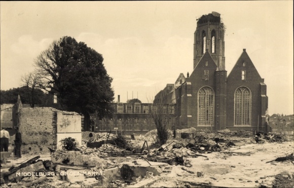 Fot. Middelburg Zeeland Holandia, rynek z kościołem, zniszczenia wojenne, II wojna światowa