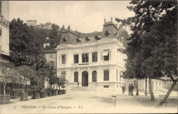 Postcard Poitiers Vienne, La Caisse d'Epargne, buildings, trees, people