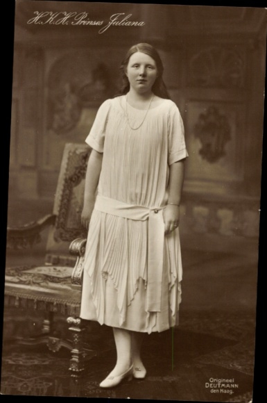 Ak Prinzessin Juliana der Niederlande, Standportrait