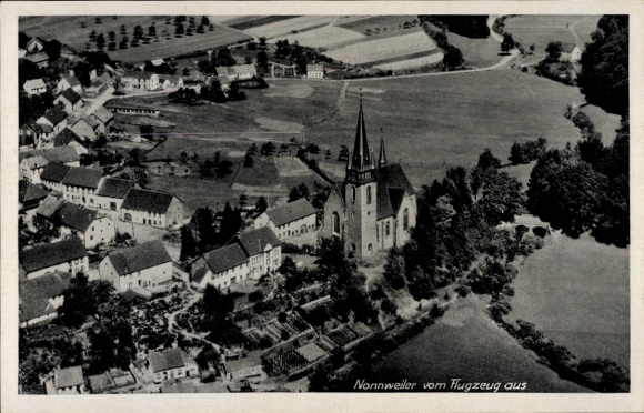 Ak Nonnweiler Saarland, luchtfoto van de kerk, landelijke omgeving,