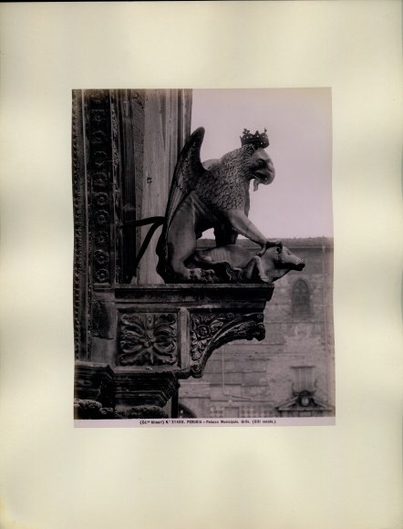 foto rond 1880, Perugia Umbria, Palazzo Municipale, Grifo, Greif, architectonisch detail