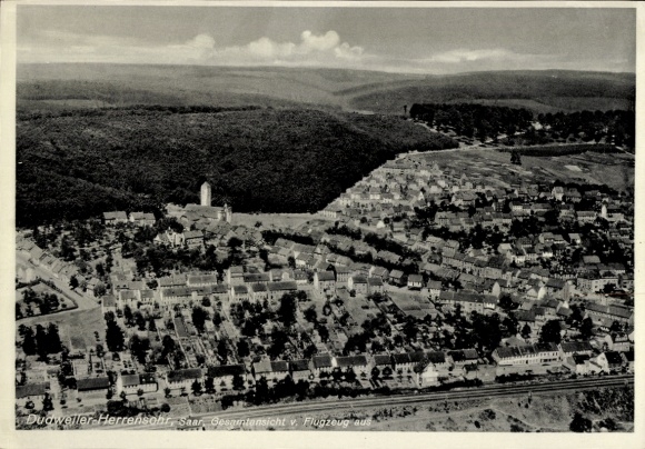 Ak Herrensohr Dudweiler Saarbrücken im Saarland, Luftansicht  Saar, Häuser, Landschaft, Flugzeuga