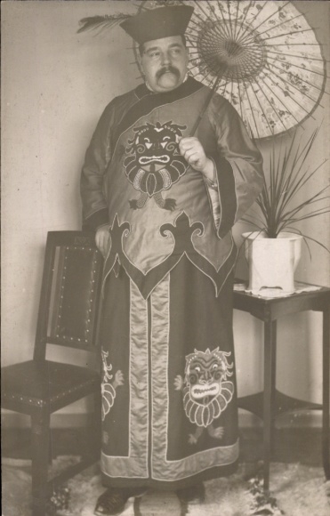 Photo Postcard Carnival, man in Asian costume, standing portrait, paper umbrella