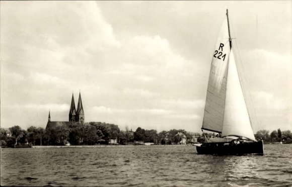 Ak Neuruppin in Brandenburg, Segelboot auf dem Ruppiner See, Kirche im Hintergrund, schwarz-we...