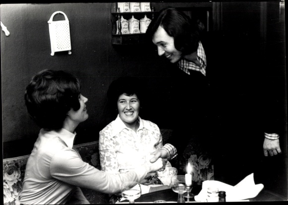 Photo Singer Karel Gott greets two women