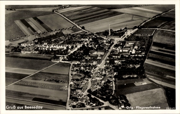 Ak Beesedau Könnern in de Salzlandkreis, luchtfoto van de dorpsvelden en gebouwen zichtbaar, kerk