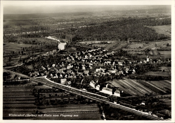 Ak Wintersdorf Rastatt im Schwarzwald, Luftaufnahme von Wintersdorf, Rhein im Hintergrund, Wohnhä