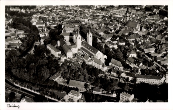 Ak Freising in Oberbayern, Luftaufnahme von   Gebäude, Stadtansicht