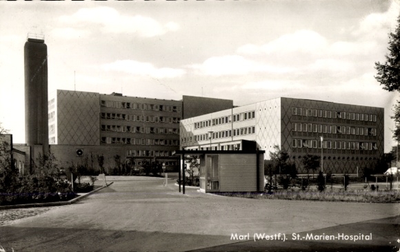 Ak Marl im Ruhrgebiet, St.-Marien-Hospital, Gebäudeansicht, Parkplätze, 1950er Jahre