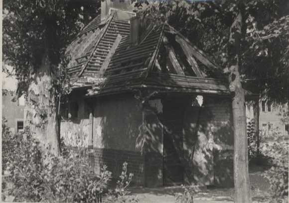 Original photo Berlin-Wilmersdorf, Nikolsburger Platz, public restroom, around 1946, approx. 12 x 17 cm