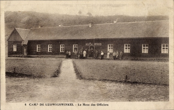 Postcard Ludwigswinkel Dahner Felsenland, picture of a long wooden barrack, officers' mess, two rows...