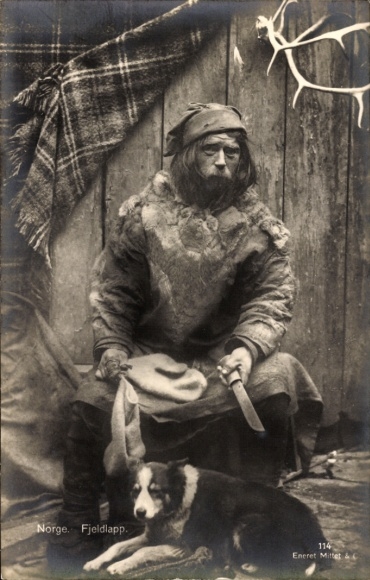 Postcard Lappland Norway, Fjeldlapp, man with knife, dog