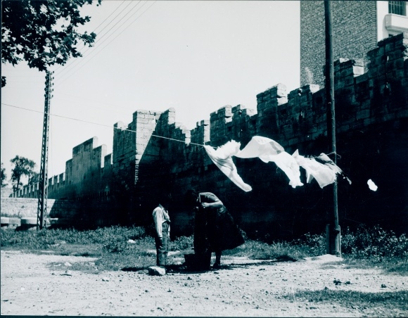 Photo Avignon Vaucluse, washing day with the gypsies on the wall of the papal castle
