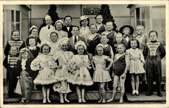 Postcard CH Schäfer's Circus City Liliput, costumes, group photo