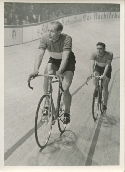 Foto niederländische Radrennfahrer Derksen und Bijster, Int. Radrennen in der Sportarena