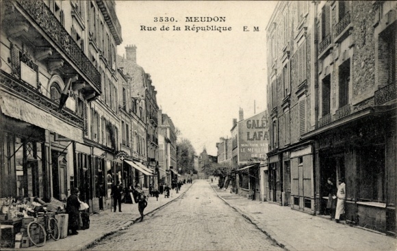 Postcard Meudon Hauts de Seine, street in Rue de la République, shops, people