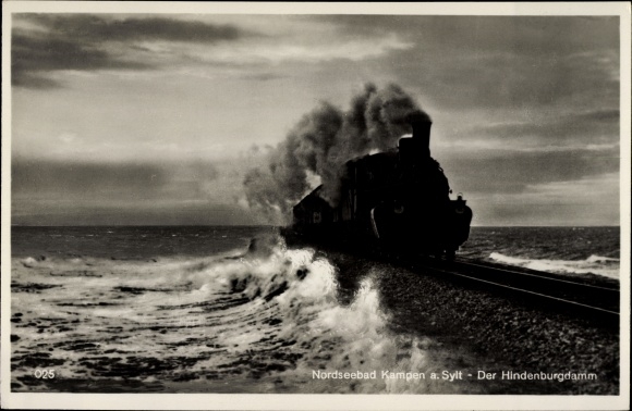 Postcard Kampen auf Sylt, Hindenburgdamm, locomotive, train