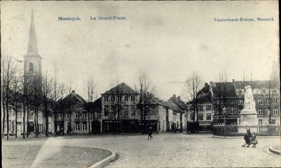 Ansichtkaart Maaseik Maeseyck Vlaanderen Limburg, De Grote Markt met kerk, standbeeld, woongebouwen, straat...