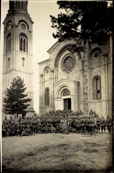Foto Serbien, Soldaten, Regiment vor der Kirche
