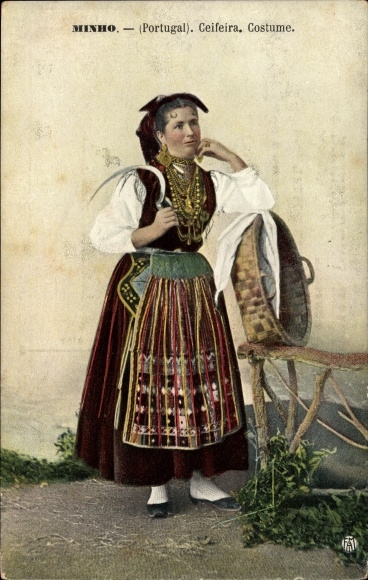 Postcard Minho Portugal, Ceifeira, Frau mit Sichel in Volkstracht