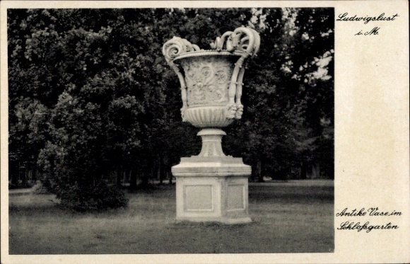Postcard Ludwigslust in Mecklenburg, Antique vase in the castle garden, Ludwigslust