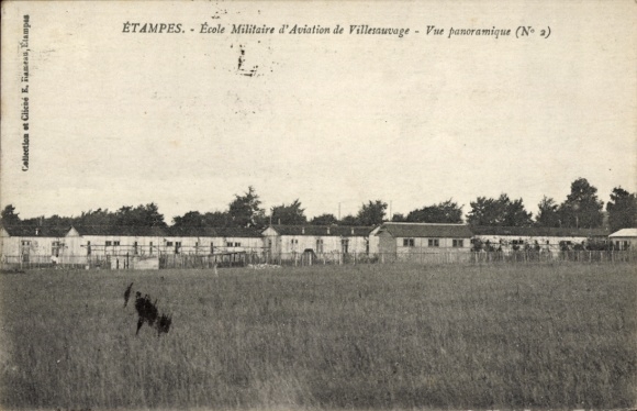 Ak Étampes Essonne, Panoramablick auf die École Militaire d'Aviation de Villesauvage, große Wiese