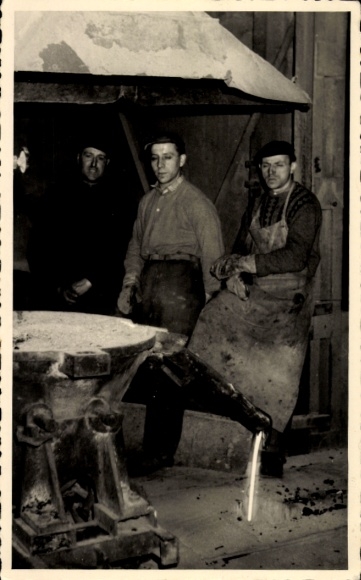 Photo Postcard Zwickau in Saxony, Three workers in a foundry