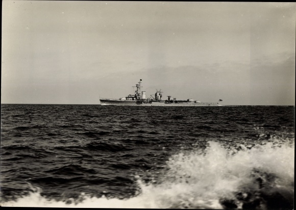 Foto Deutsches Kriegsschiff, Kreuzer auf See, Reichsmarine