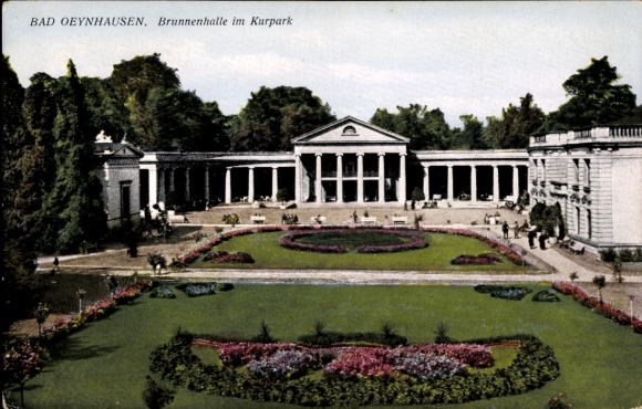 Ak Bad Oeynhausen in Westfalen, Brunnenhalle im Kurpark,  Gartenanlage, Blumenbeete