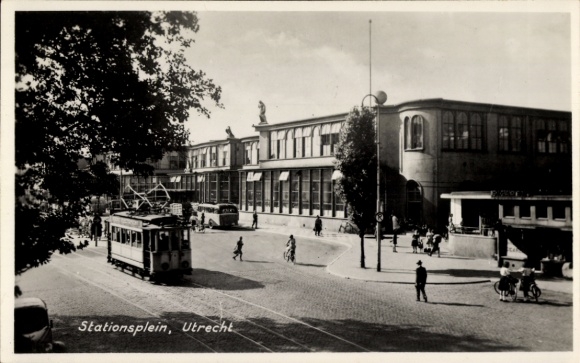 Postcard Utrecht Netherlands, Stationsplein, tram