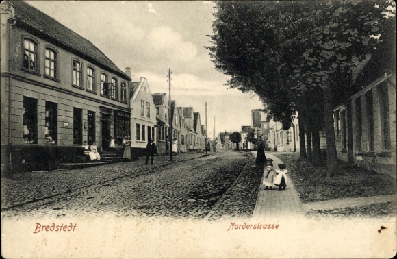 Postcard Bredstedt in North Frisia, Norderstrasse, passers-by