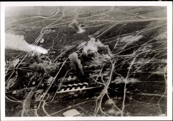 Photo Hoffmann, H., Soviet airfield under attack by German Luftwaffe, Oct. 1941