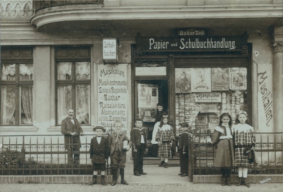 Photo Goslar am Harz, Oskar Zack paper and school bookshop, Am Markt 10, shop window, children