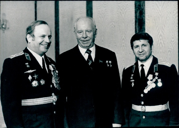 Photo of Chairman Podgorny, award to cosmonauts V. Gorbatko, J. Glaskov, 1977
