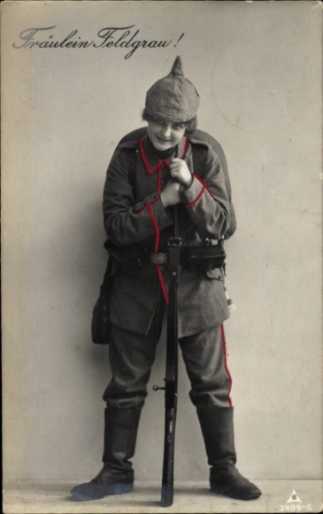 Foto Ak Fräulein Feldgrau, Frauenportrait, Uniform