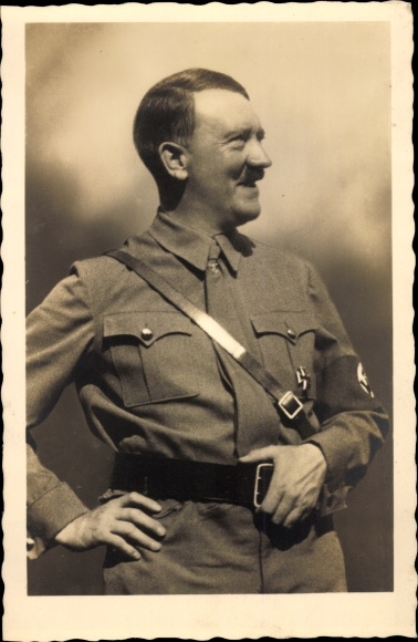 KP Wyzwoliciel Niemiec, przywódca i kanclerz Rzeszy Adolf Hitler w mundurze partyjnym, portret stojący