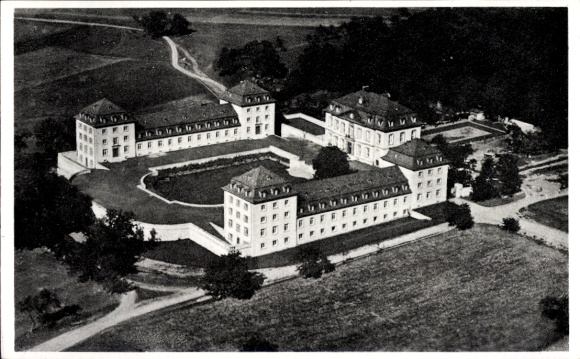 Ak Weilburg an der Lahn Hessen, Luftaufnahme eines Gebäudekomplexes, umgeben von Bäumen, Landscha