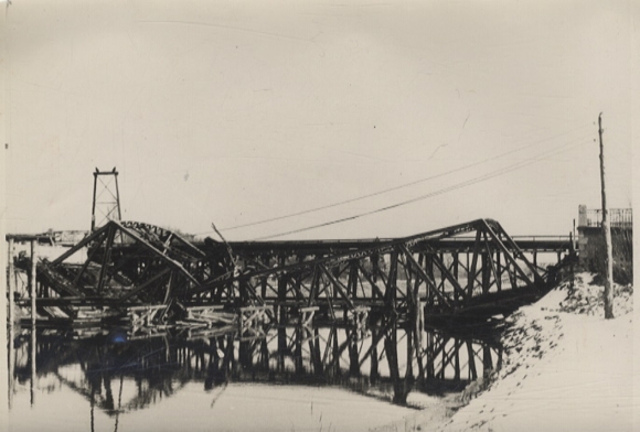 Original photo Berlin Neukölln, destroyed Britzer Bridge over the Teltow Canal, 1945/46