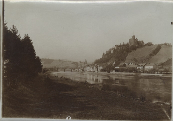 Original Foto Saarburg, Landkreis Trier-Saarburg, Rheinland-Pfalz, Partie an der Saar, Burg, um 1900