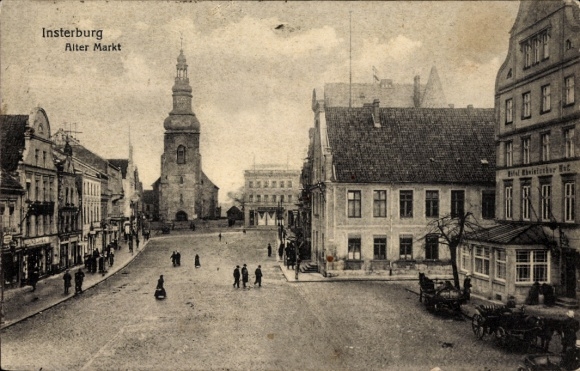 Ak Tschernjachowsk Insterburg Ostpreußen, Alter Markt, Stadtansicht, historische Gebäude, Mens...